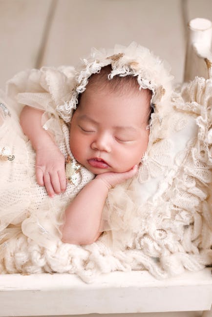 Bébé dort calmement dans son berceau, symbolisant un sommeil bébé réparateur.
